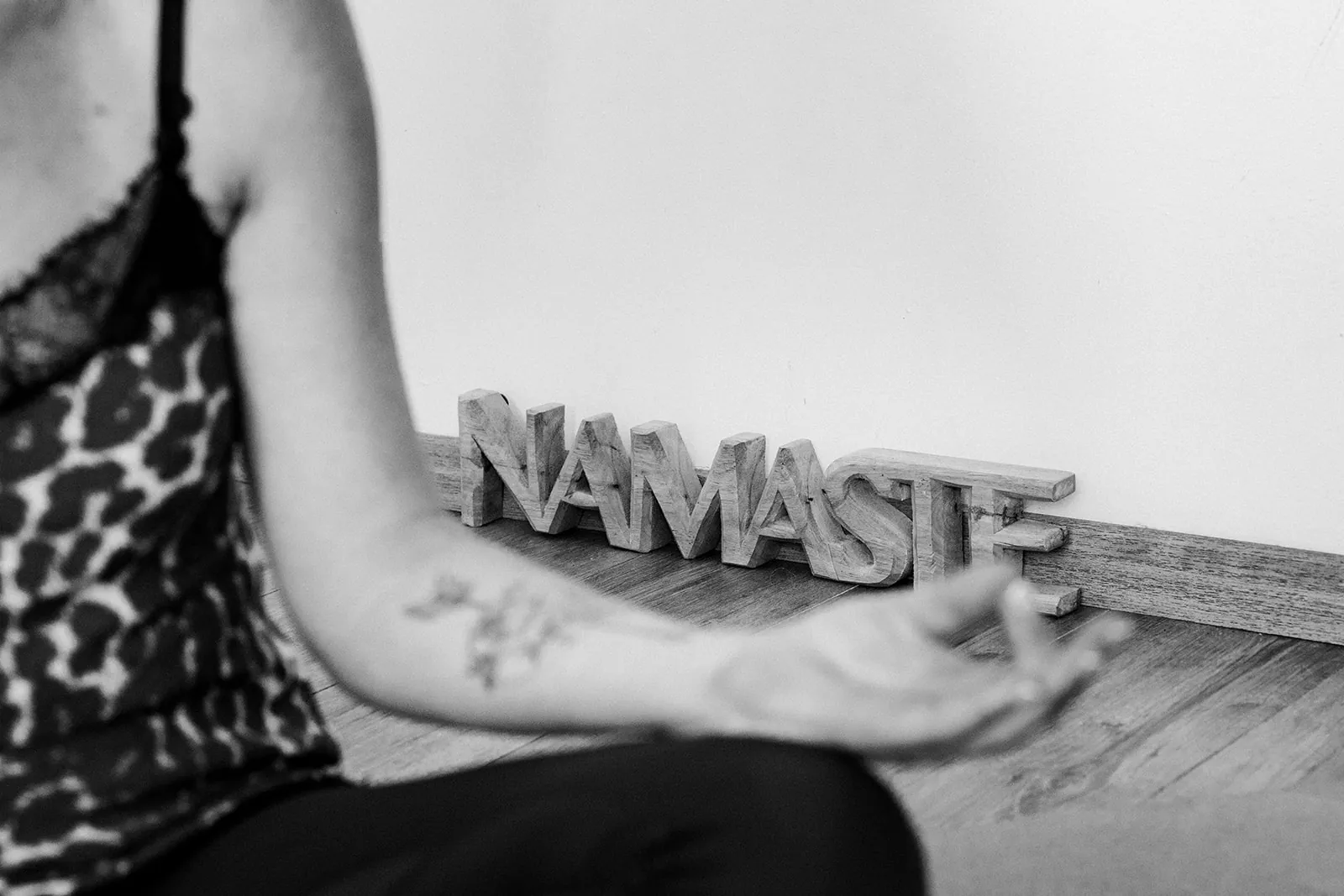 Cours de yoga doux avec Julie Delpierre : mudra de méditation devant les lettres Namasté