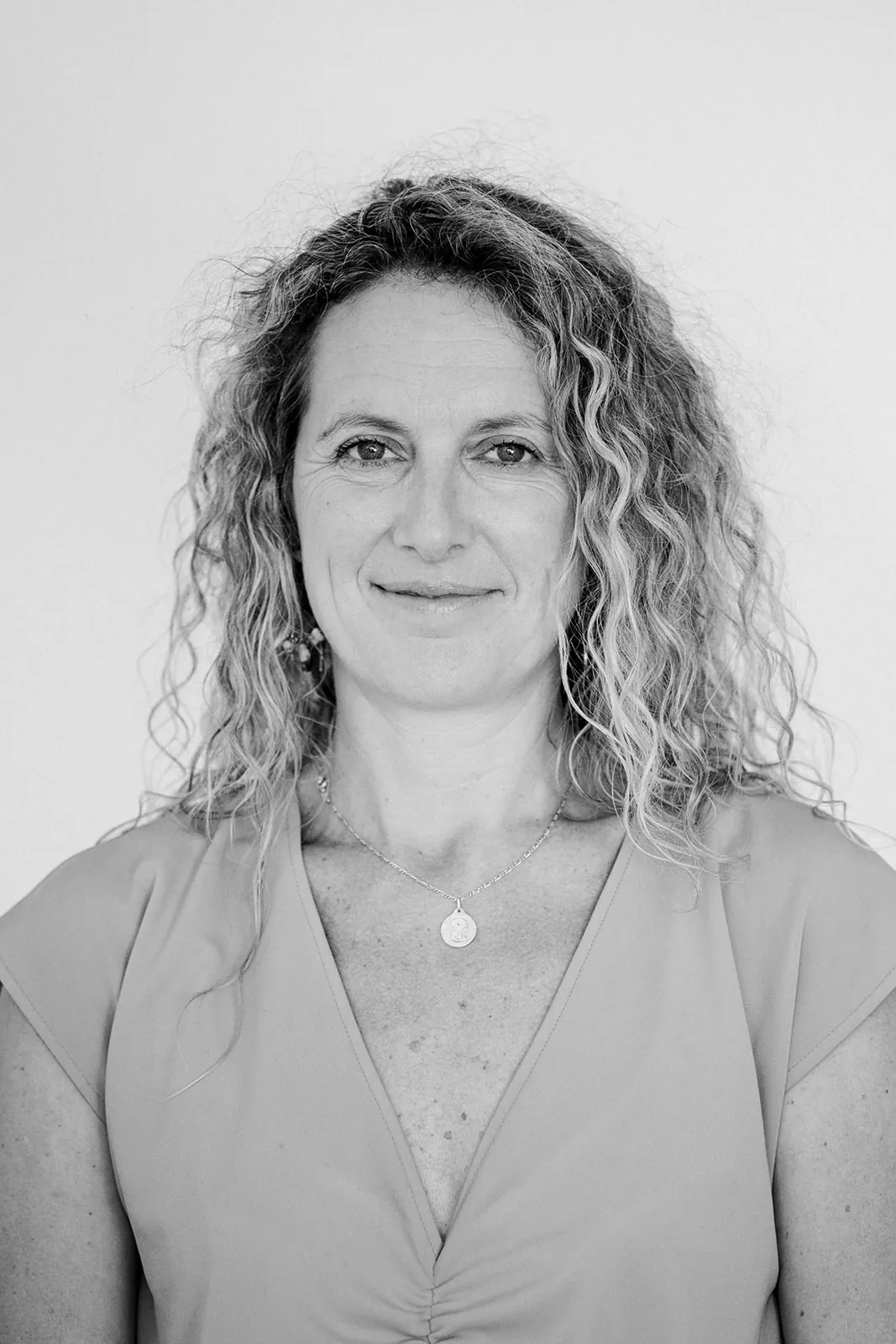 Julie Delpierre, intervenante yoga et ayurvéda en entreprise, noir et blanc
