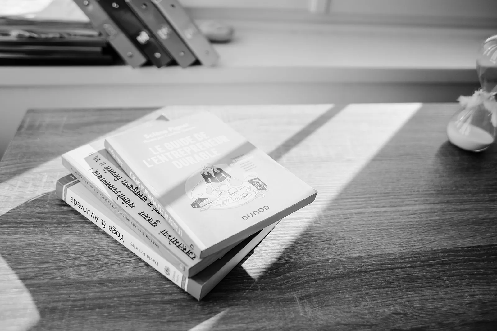 Livres de yoga et d’ayurvéda sur un bureau, ateliers en entreprise