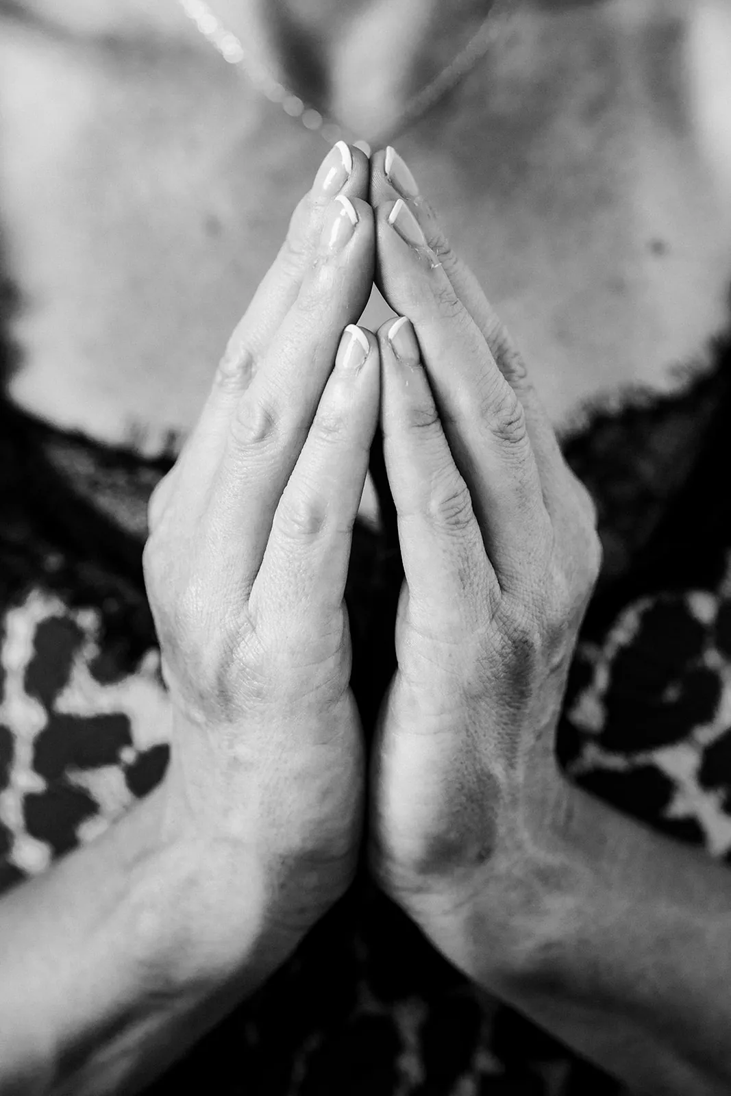 Mains jointes en anjali mudra, noir et blanc