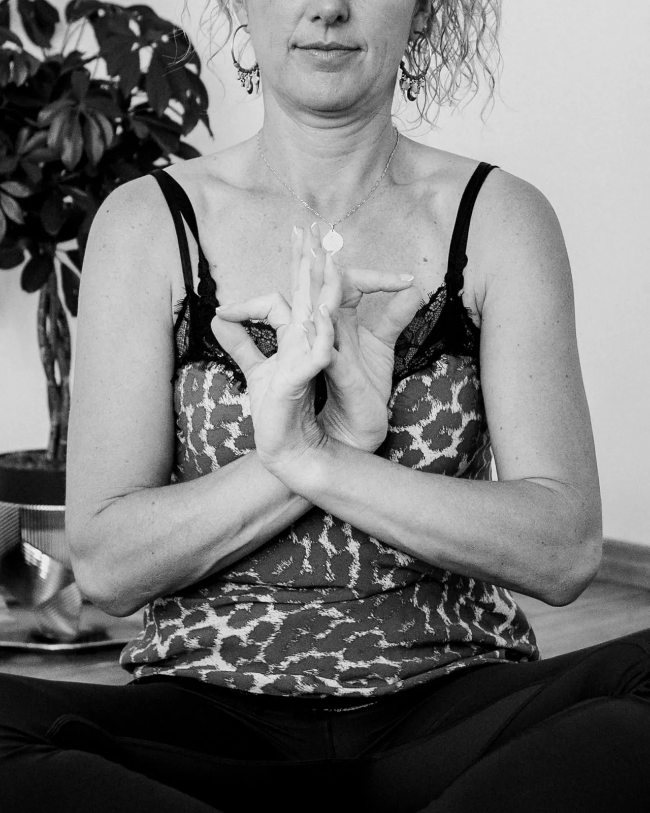 Mudra des mains au cœur, noir et blanc